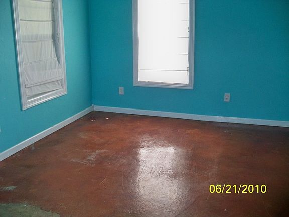 3rd image of 104 E Burbank St
