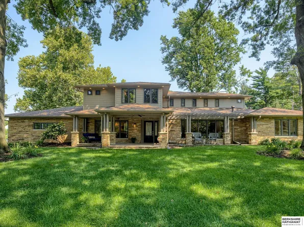 8820 Broadmoor Dr, Omaha, NE 68114