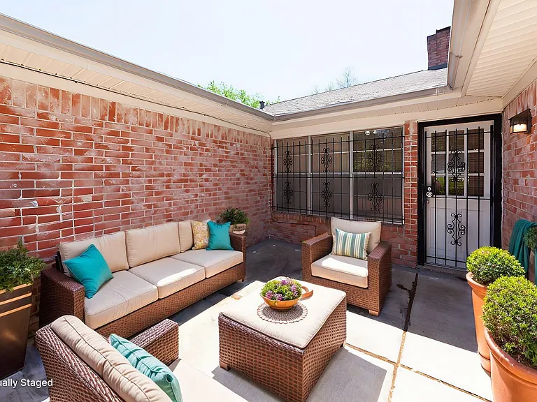 8826 Roos Rd — Photo 36