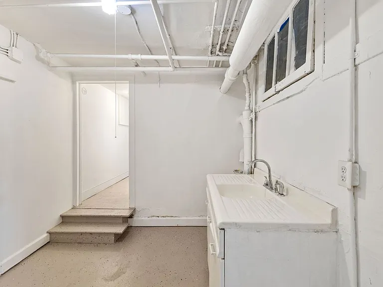 Essex Apartments — Photo 14