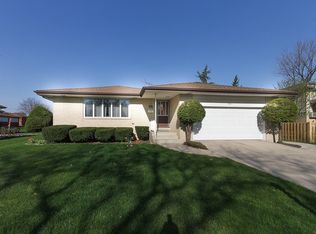 902 S Edward St, Mount Prospect, IL 60056