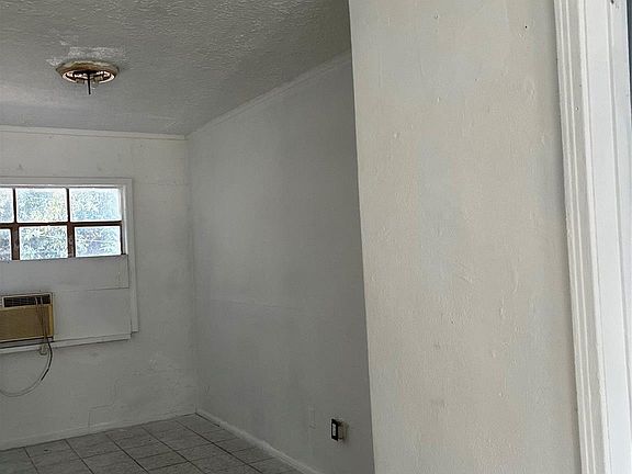 4th image of 913 Anthony Ct