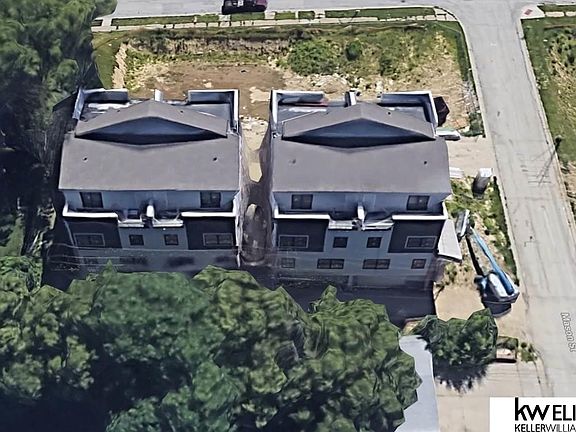 3rd image of 935 S 33rd Terrace Plz