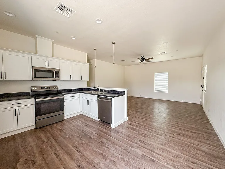 6944 Woodward Ave — Photo 3