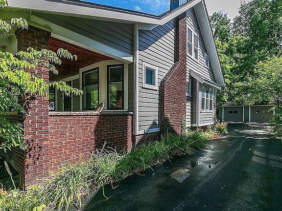 4th image of 2593 Canterbury Rd