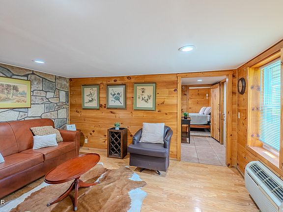 4th image of 726 Ridge Rd