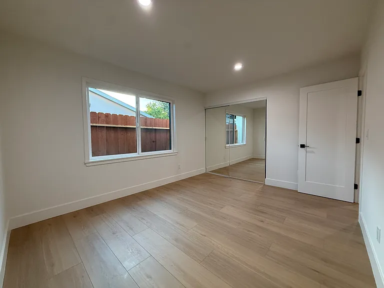 23432 Victory Blvd — Photo 9