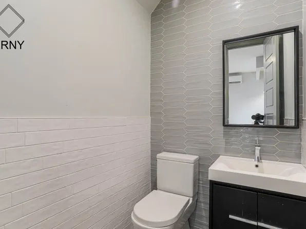 1101 Halsey Street image 17 of 26