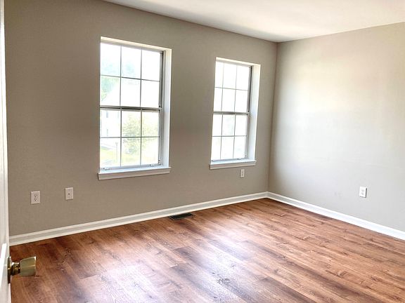 5th image of 121 Empire Ct #121