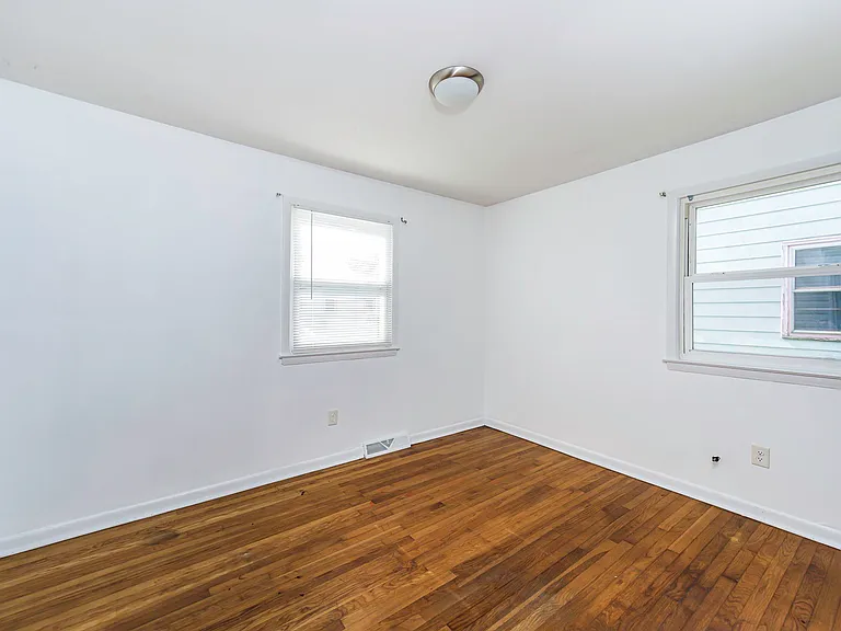1208 Louis Ln — Photo 11