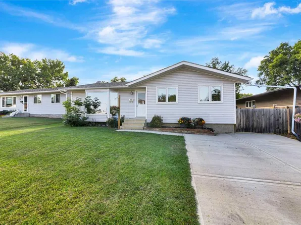 3208 W 54th Ave, Lloydminster, AB T9V 1H2