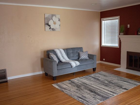 3rd image of 1919 Alfreda Blvd