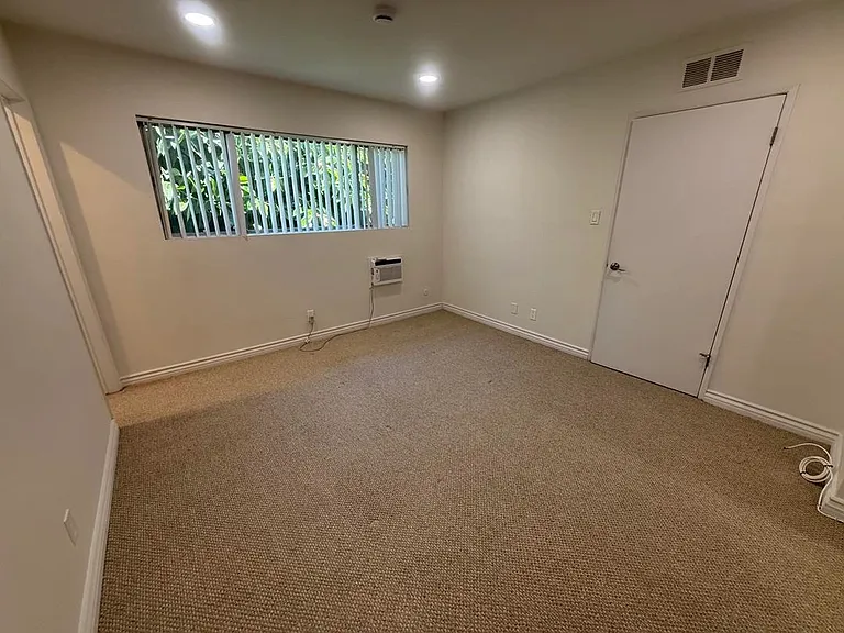 536 N Sweetzer Ave #17 — Photo 17