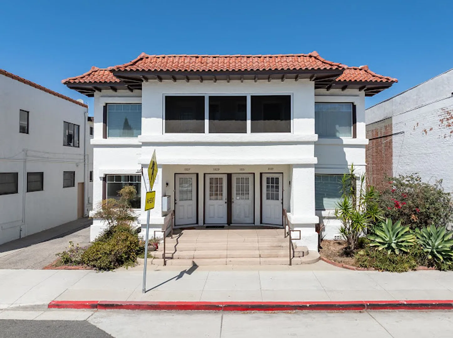 3327 E Broadway — Photo 1