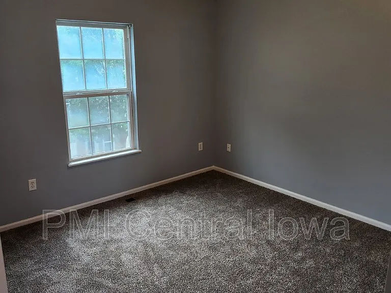 305 NE Kingwood — Photo 9