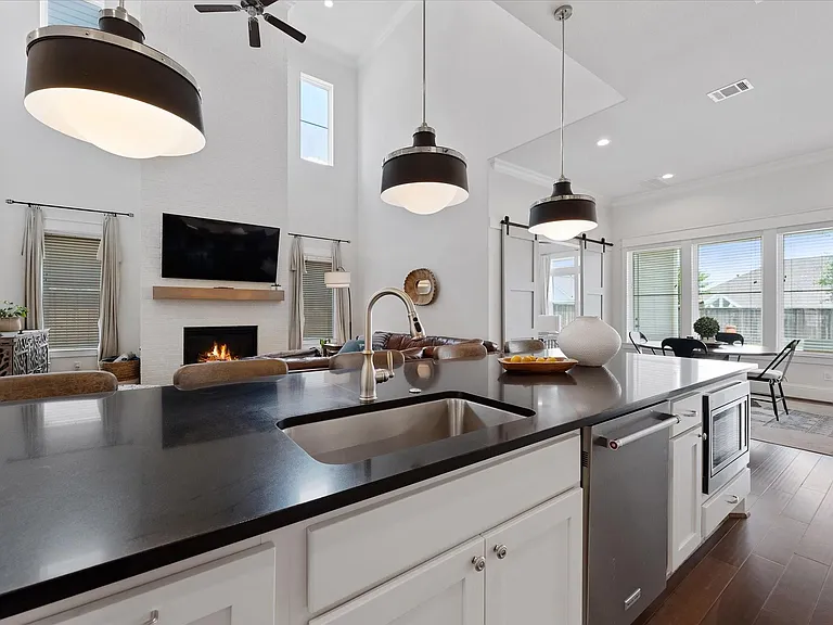 2221 Salt Grass Trl — Photo 10