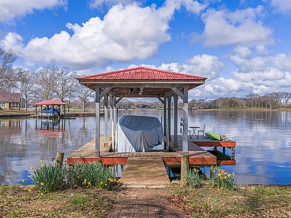 4th image of 99 Hilton Dr