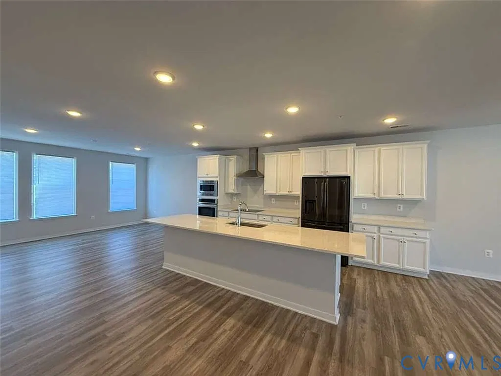 3 bed, 2.5 bath, 2452 sqft, $2,450 — Photo 2