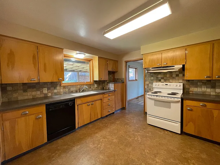 5630 N Greenwood Blvd — Photo 2