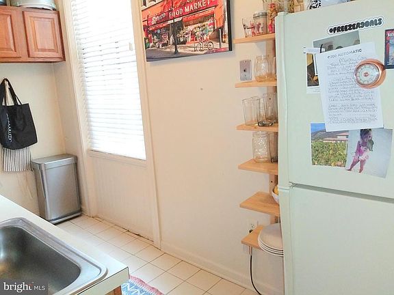 5th image of 2043 Mount Vernon St APT 1F
