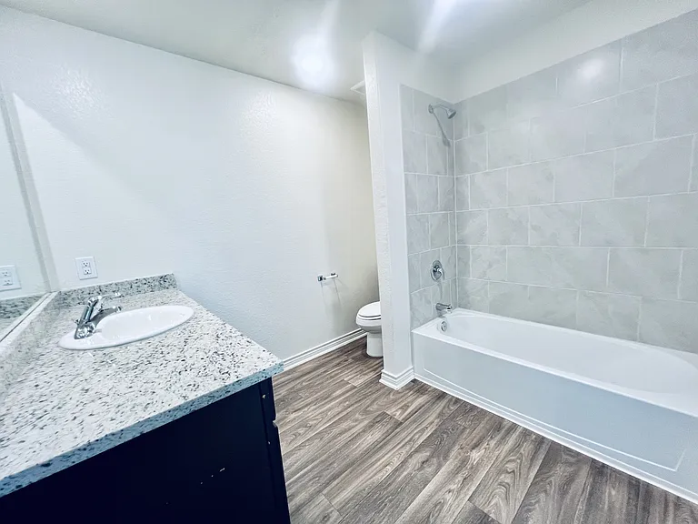 520 Locksley Cv — Photo 16