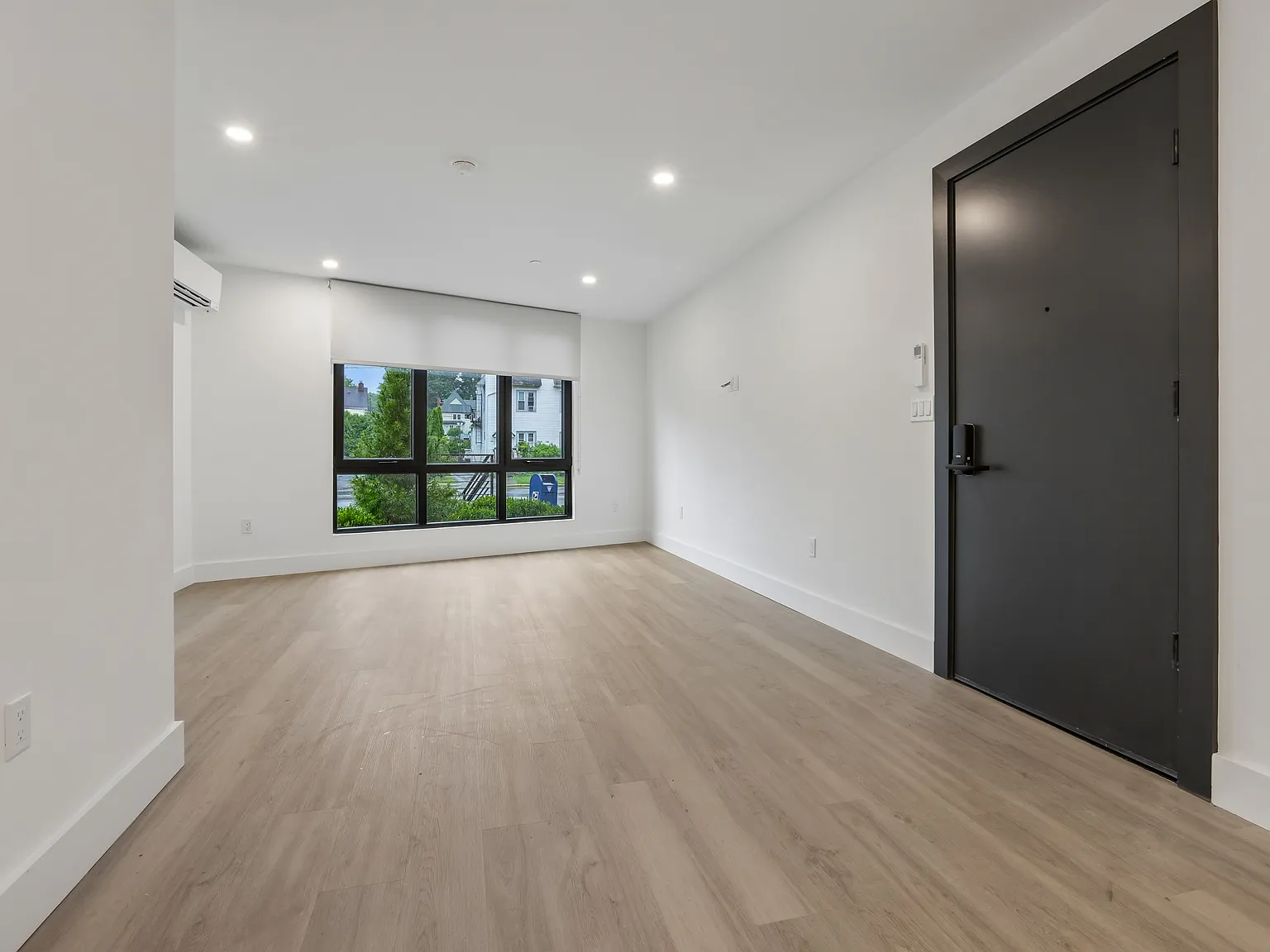 2 bed, 900 sqft, $5,000 — Photo 2
