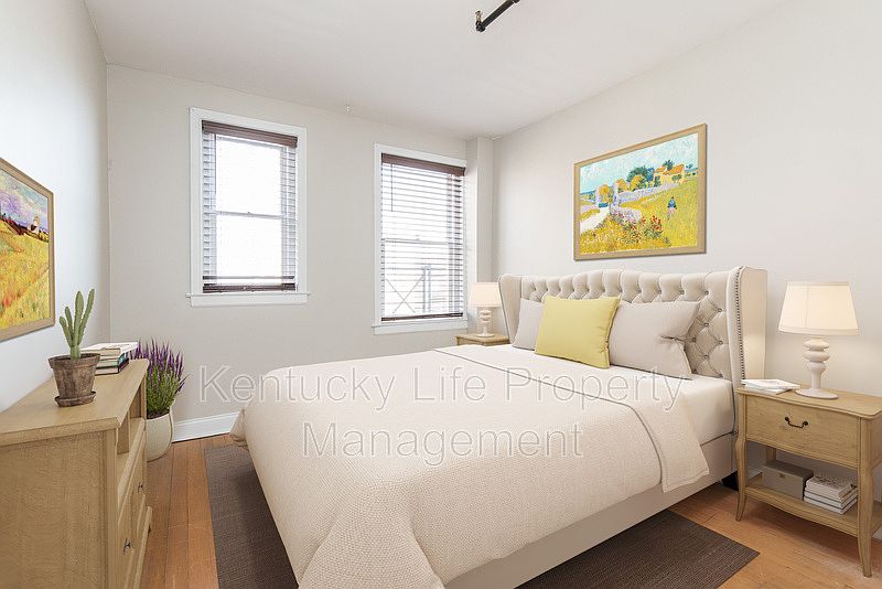 1st image of 153 N Limestone St Unit 6