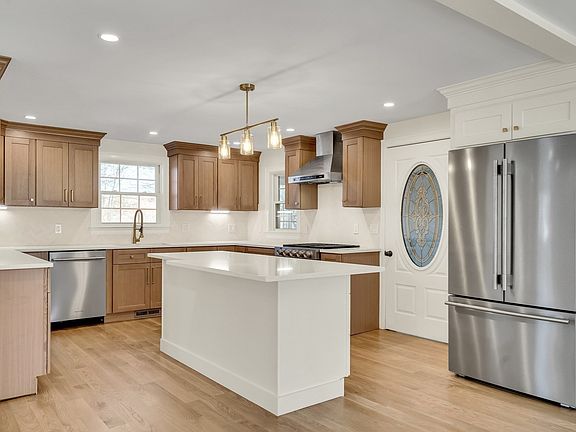 4th image of 510 Common St