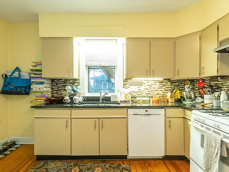 517 W Howe St — Photo 18