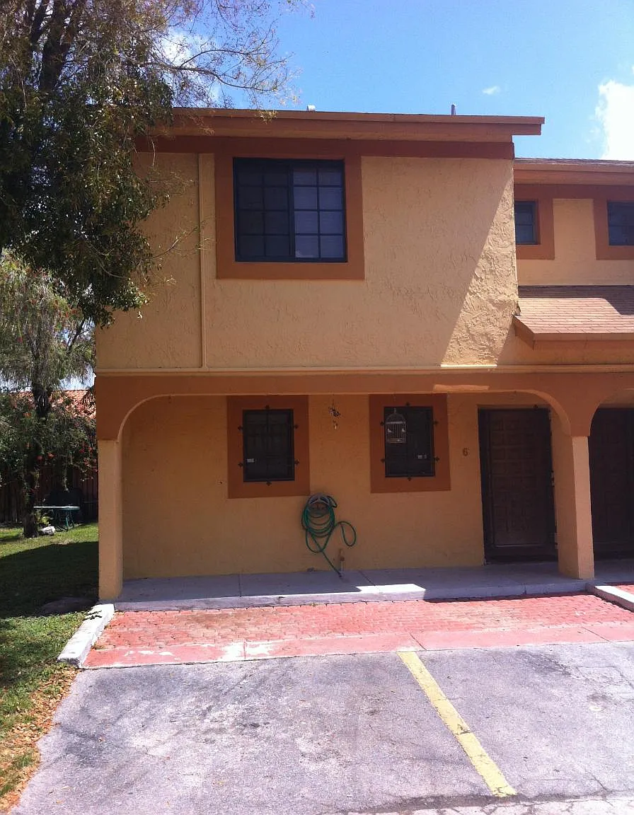 2 bed, 2.5 bath, 958 sqft, $2,400 — Photo 1