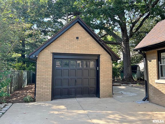 5th image of 3911 N Knoxville Ave