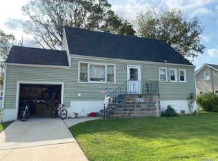 556 S Bayview Ave, Freeport, NY 11520