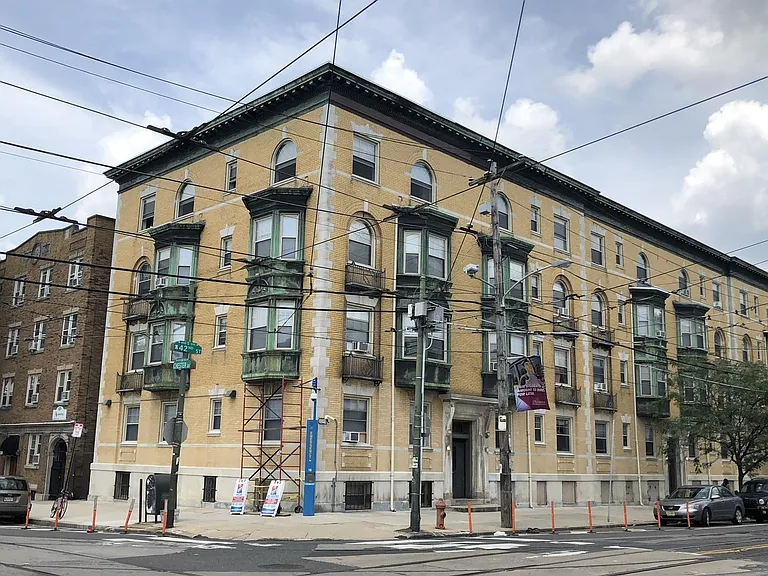 Alexandria Apartments — Photo 2