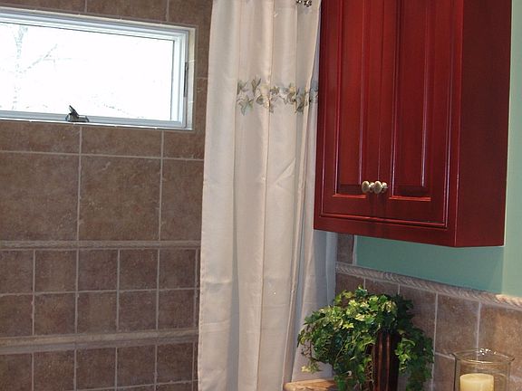 New 2007 upstairs bath with jetted tub