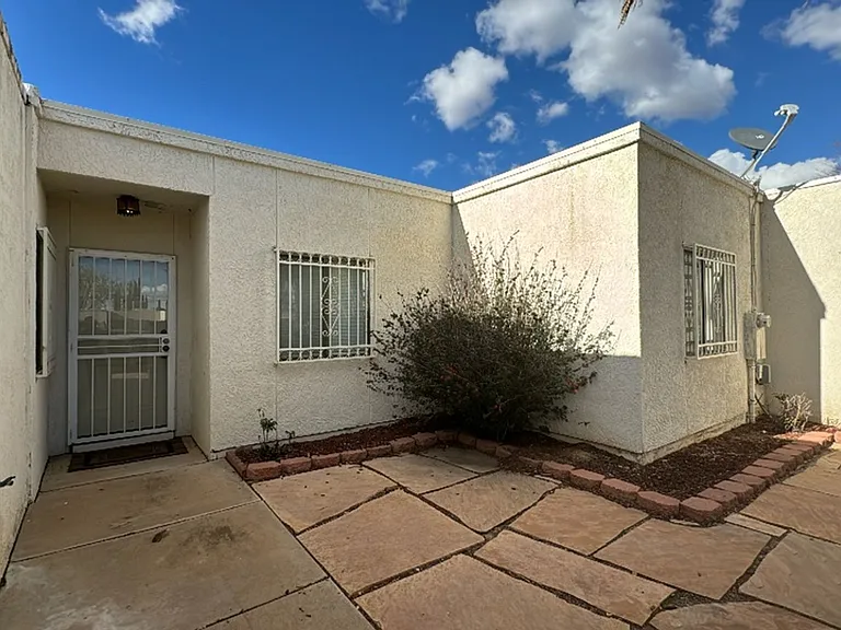 1041 Carmelita Dr — Photo 3