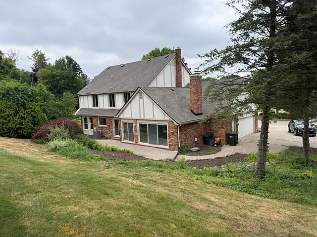 650 Deerfield Ct — Photo 2