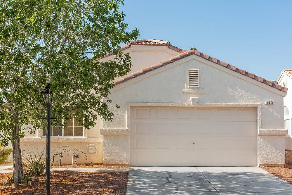 3 bed, 2.0 bath, 1374 sqft, $2,800 — Photo 1