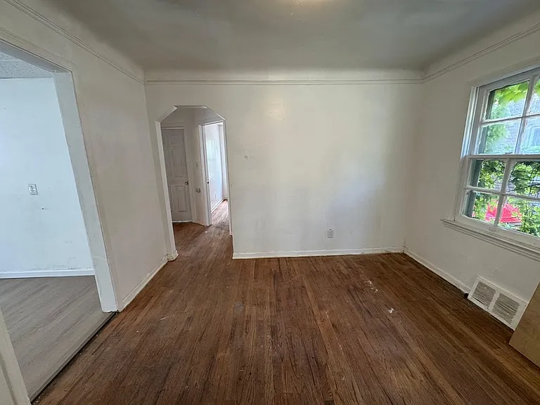 9927 Beaconsfield St — Photo 3