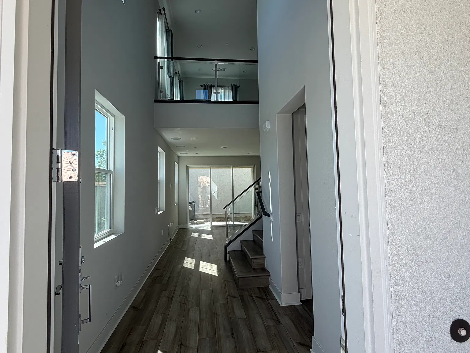 4 bed, 2300 sqft, $5,600 — Photo 3
