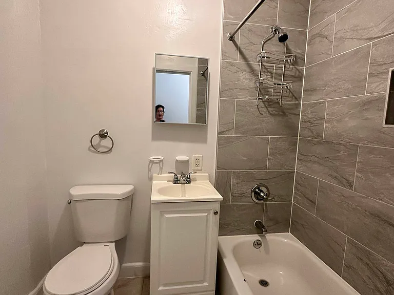 435 W 43rd St #2R — Photo 4