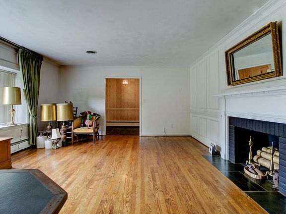 4th image of 649 Brookfield Dr