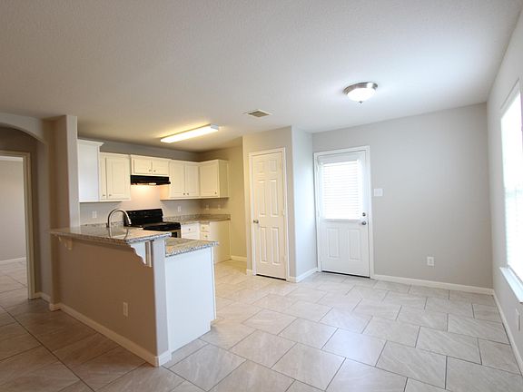 Kitchen & dining area