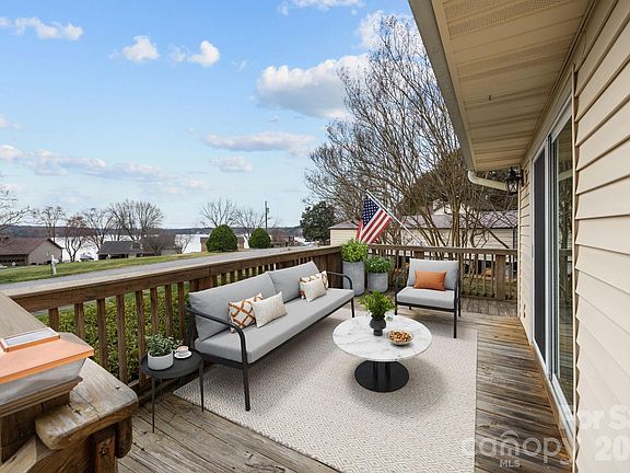 3rd image of 4278 Harbor Ln