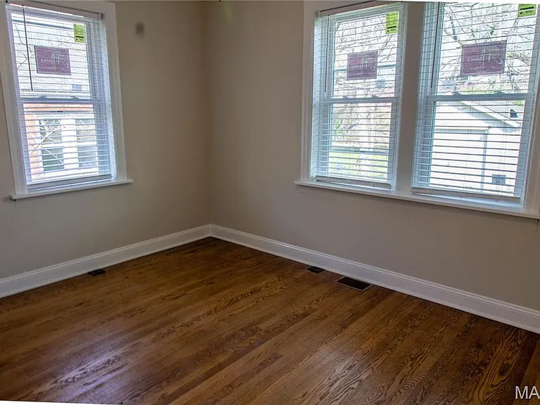 9311-9313 Sterling Pl — Photo 7