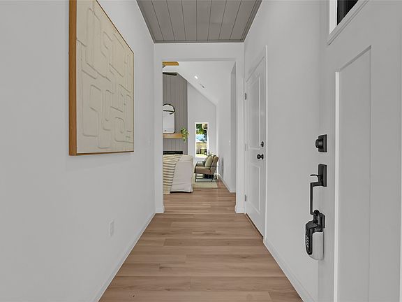 3rd image of 620 E Seminole Pl