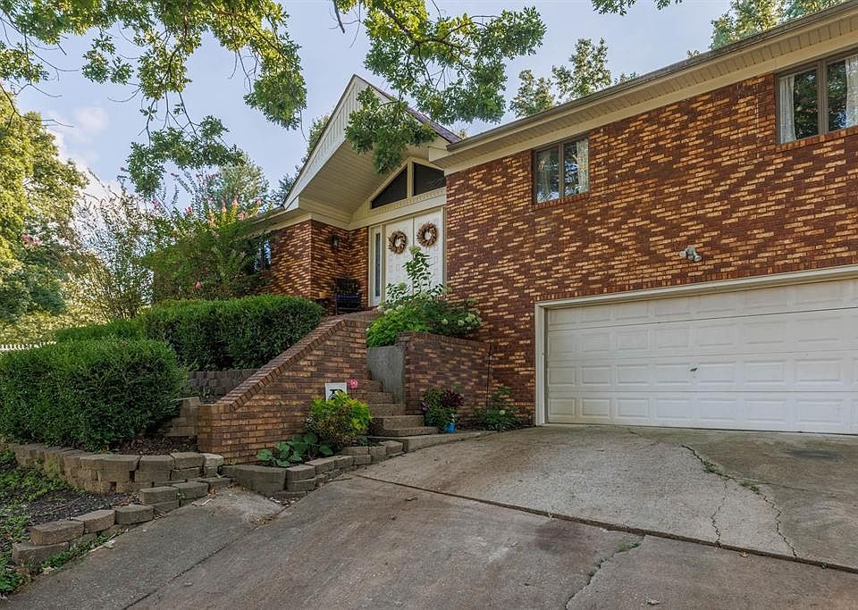 1st image of 595 Hillcrest Cir