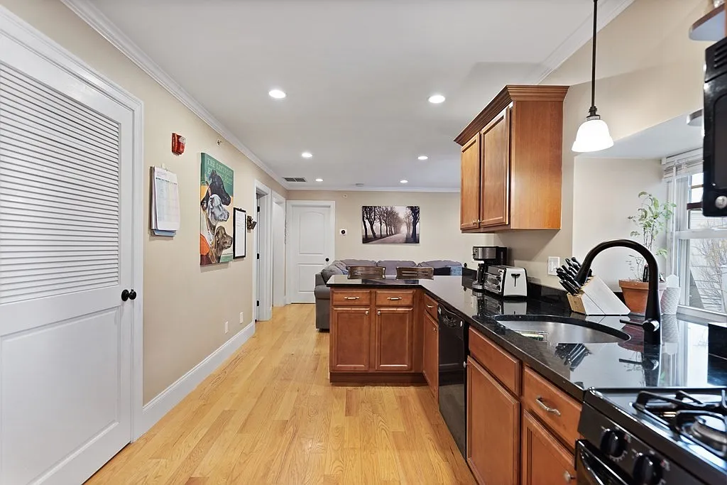 2 bed, 902 sqft, $2,900 — Photo 3