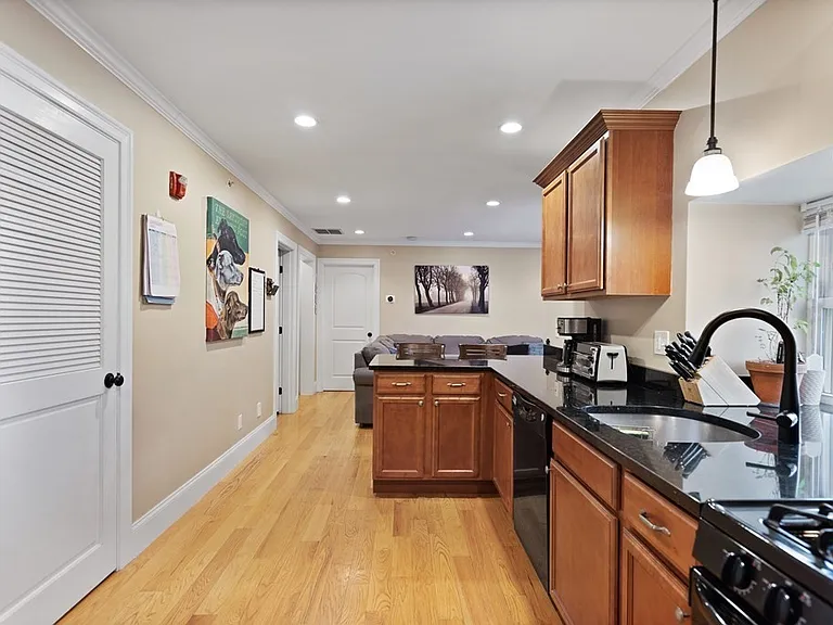 75 Pine St #31 — Photo 3