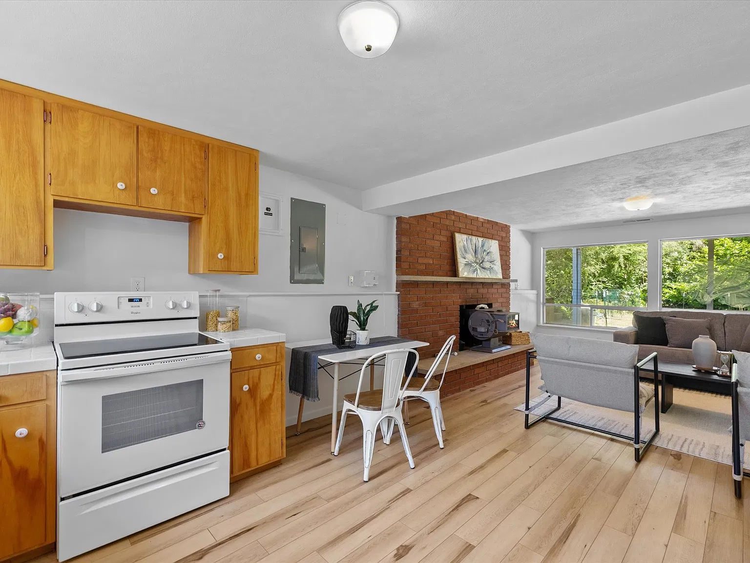 4 bed, 2418 sqft, $3,975 — Photo 4