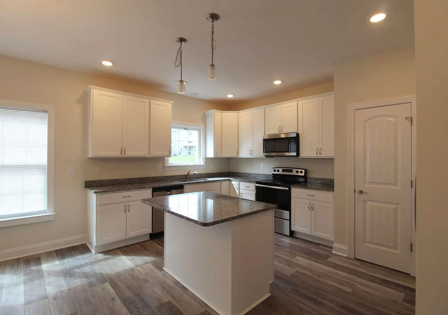 Spacious 3-Bedroom Townhome in Crescent Ridge with Garage & Private Patio — Photo 3